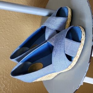 CHAPS blue peep toe wedges